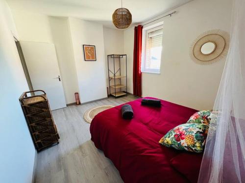 a bedroom with a red couch in a room at 1 Duplex 100m2, 3 Chambres, Centre, Garage in Valenciennes