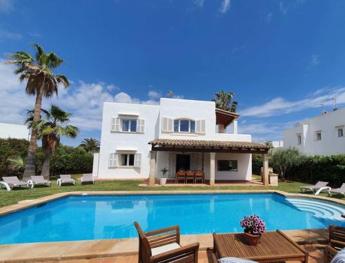 a villa with a swimming pool in front of a house at Casa Sylvia Cala D'OR in Cala d´Or