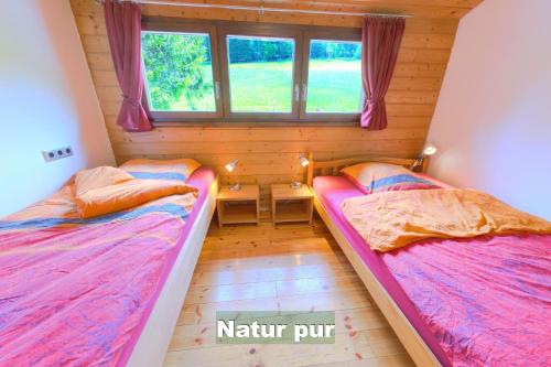 - 2 lits dans une chambre avec fenêtre dans l'établissement Wohlfühl-Ferienwohnung 80 qm, 8 Personen, Aussicht & Heimkino, à Todtnau