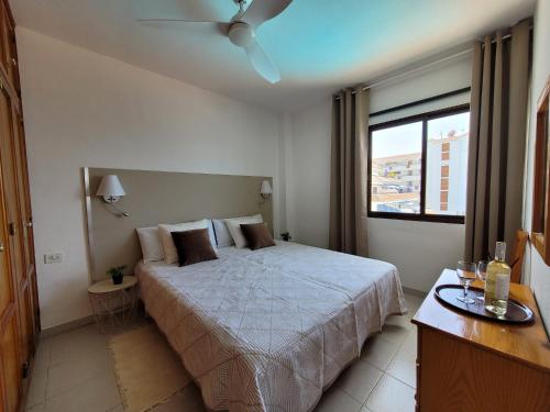um quarto com uma cama e uma ventoinha de tecto em Muy Seguro - Great view for Playa de la Arena em Puerto de Santiago