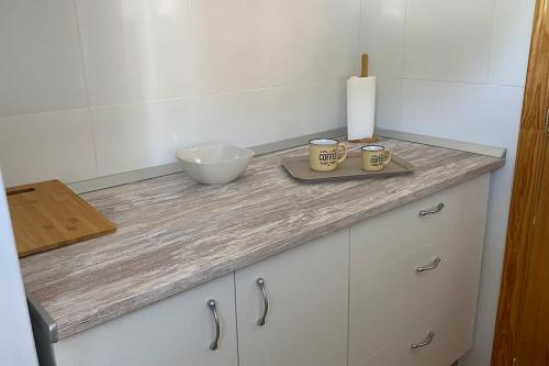 a counter top with two mugs and a bowl on it at AMORE MÍO Hellín in Hellín