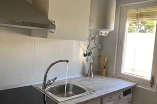 a kitchen with a sink and a window at AMORE MÍO Hellín in Hellín