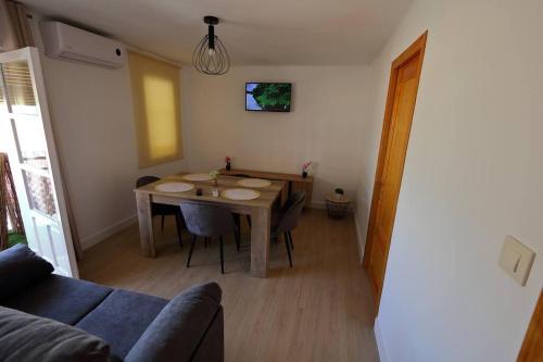 a living room with a table and a couch at AMORE MÍO Hellín in Hellín