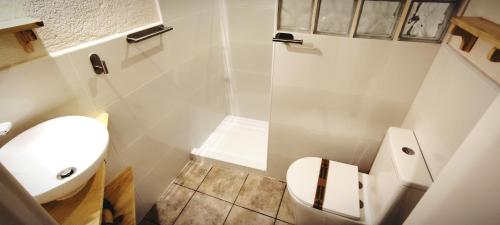 サン・マルティー・ダンプリアスにあるLa Casa al Rouraの白いバスルーム(トイレ、シンク付)