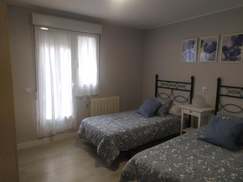 A bed or beds in a room at Alquiler integro casa próxima a Colunga