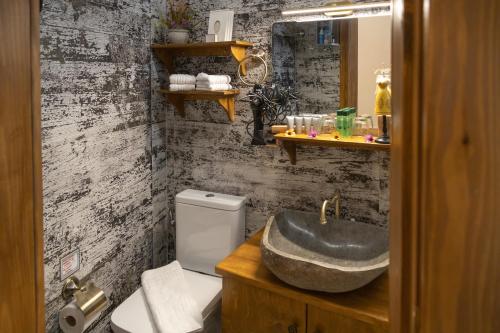 bagno con lavandino e servizi igienici di Stefanis Guest House a Krásion