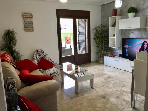 sala de estar con sofá y TV en RUIDERA HOLIDAY, en Ruidera