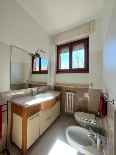 ミラノにあるGreen Guest Houseのバスルーム(洗面台、トイレ、鏡付)