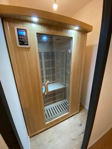 Cette chambre comprend une petite salle de bains pourvue d'une douche. dans l'établissement O'Léman avec Sauna inclus, à Thonon-les-Bains