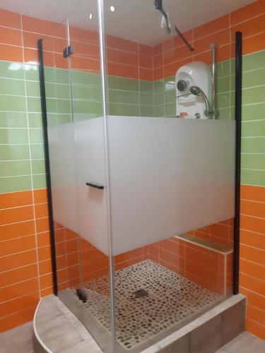 La salle de bains est pourvue d'une douche en verre et de toilettes. dans l'établissement Le calme, à Viviers