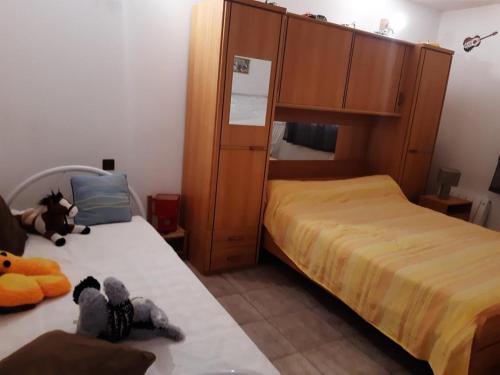 - deux lits avec des animaux farcis assis sur eux dans une chambre dans l'établissement Le calme, à Viviers