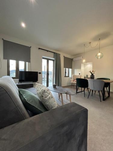 A seating area at Piedra Luxury Apartments