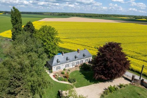 an aerial view of a house in the middle of a field at Cottage 4 chambres avec cheminée in Épégard