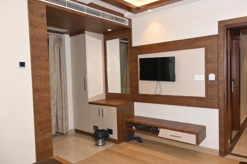 Μια τηλεόραση ή/και κέντρο ψυχαγωγίας στο Hotel Banaras Villa