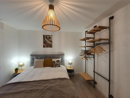 une chambre avec un lit et un escalier en colimaçon dans l'établissement ViaSilvaDoma : Metro, Parking, Terrasse, à Cesson-Sévigné