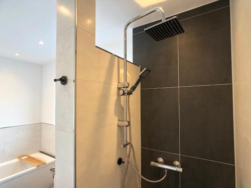 y baño con ducha y puerta de cristal. en Luxuriöse Ferienwohnung in Chemnitz - Apartment B28 für 2 plus 2 Gäste en Chemnitz