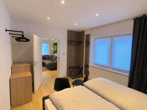 a bedroom with a bed and a living room at Luxuriöse Ferienwohnung in Chemnitz - Apartment B28 für 2 plus 2 Gäste in Chemnitz
