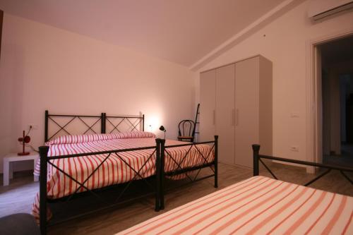 a bedroom with a bed and a dresser and a mirror at Casetta sulla Bolgherese immersa nel Verde in Castagneto Carducci