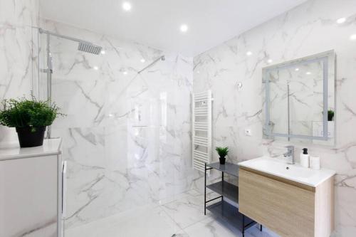 a white bathroom with a sink and a mirror at Studio tout confort avec parking et terrasse à Eze village in Éze