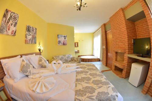 A bed or beds in a room at Pousada Villa dos Leais
