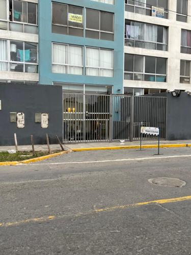 una calle vacía delante de un edificio en Departamento entero super cómodo Airi House N3, en Lima