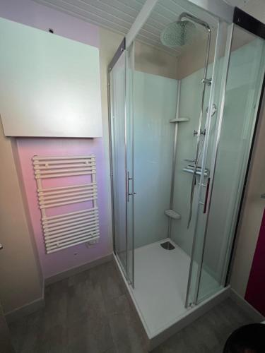 bagno con doccia e porta in vetro di Maison avec jardin 4 à 5 personnes a Mers-les-Bains