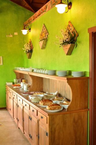 - une cuisine avec un comptoir avec de la nourriture dans l'établissement Pousada Villa dos Leais, à Serra Negra