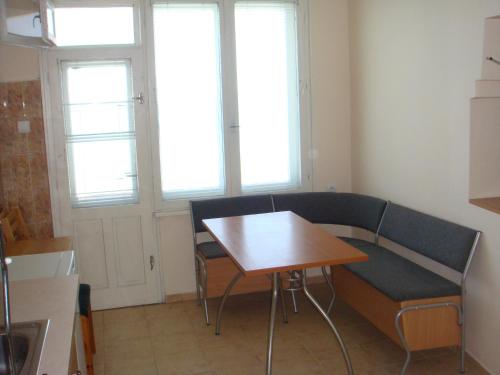 ポモリエにあるEvi Apartments 1のキッチン(テーブル、ベンチ、窓付)