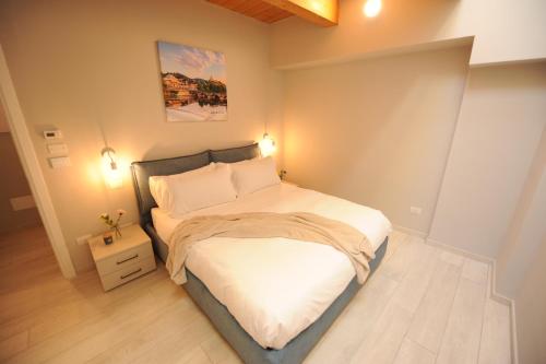 a small bedroom with a bed with white sheets at Bene39 in Turin