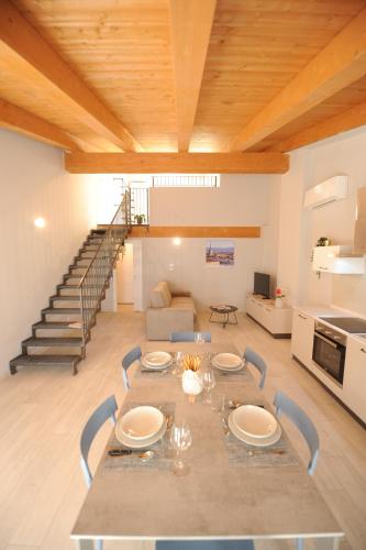 uma grande sala de jantar com uma mesa e uma escada em Bene39 em Turim