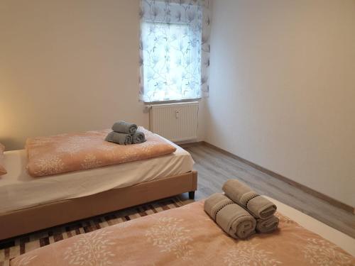 um quarto com 2 camas e uma janela em Ferienwohnung Varli em Tuttlingen