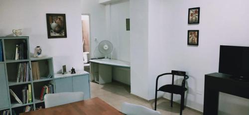 a living room with a desk and a chair at departamento centrico de un dormitorio para tres personas in San Juan