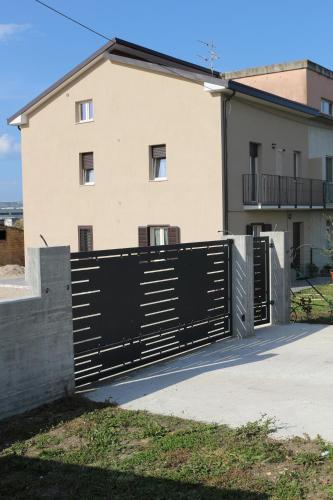 Ein schwarzer Zaun vor einem Haus in der Unterkunft APPARTAMENTO NONNA SILVANA in Atessa