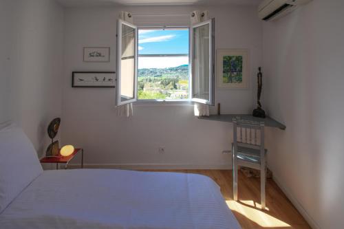 biała sypialnia z łóżkiem i oknem w obiekcie Maison Fesch, vue panoramique, 120m2, Piscine, 3ch w mieście Fayence