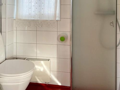 La petite salle de bains est pourvue d'une douche et de toilettes. dans l'établissement Holiday home HAMMARÖ, à Hammarö
