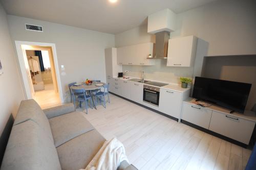 a living room with a couch and a kitchen at Bene39 in Turin