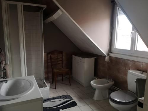ein Bad mit einem Waschbecken und einem WC in der Unterkunft Le repos bien mérité in Nesle