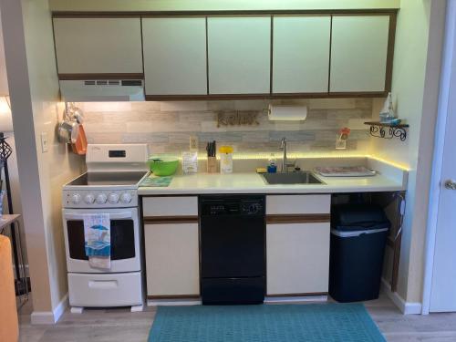 Dapur atau dapur kecil di Beautiful! Sunset Harbor Condo for 2-TOP FLOOR 1-309, Navarre Beach