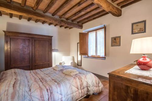 una camera con un grande letto e una finestra di Agriturismo La Magione a Quercegrossa