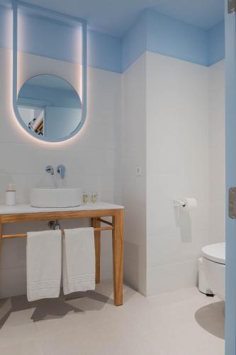 a bathroom with a sink and a mirror at La Casa del Arco in Conil de la Frontera