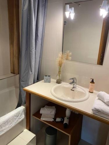 une salle de bain avec un lavabo, un miroir et une baignoire dans l'établissement Maison cosy proche centre ville, à Compiègne
