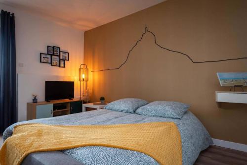 een slaapkamer met een bed met een kaart aan de muur bij Gîte de L'Abri-Côtier 14 in Pontorson