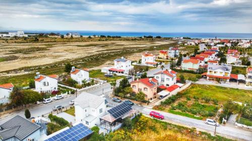 uma vista aérea de uma pequena cidade junto ao oceano em Glapsides Sea Villa em Famagusta