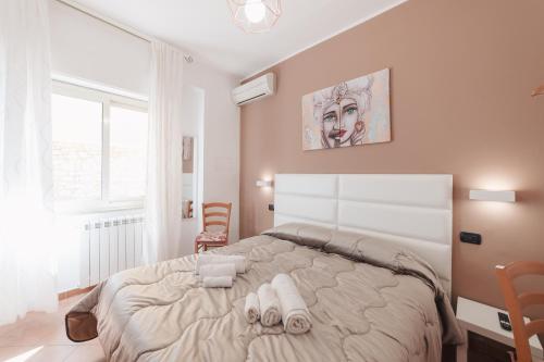 ein Schlafzimmer mit einem großen Bett mit Handtüchern darauf in der Unterkunft Fontana Vecchia in Taormina