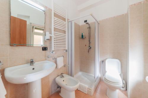 タオルミーナにあるフォンタナ ヴェッキアのバスルーム(洗面台、トイレ、シャワー付)