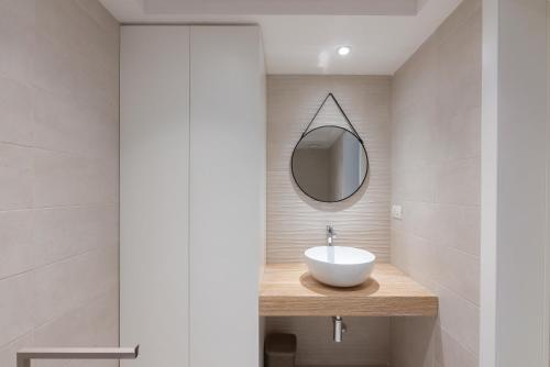 un baño con lavabo y espejo en Casa Bolina, en Marina di Campo