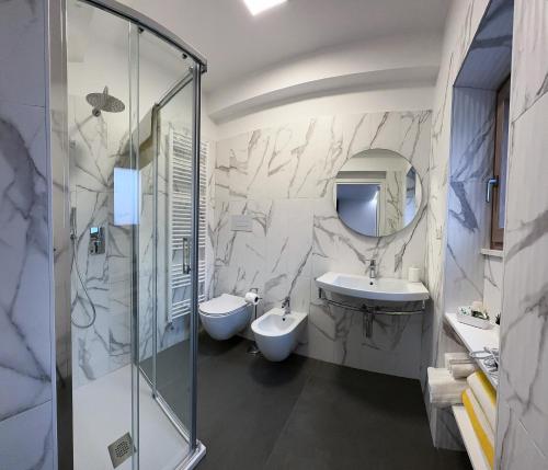 een badkamer met 2 wastafels en een douche bij B & B Dal Barone in Sulmona