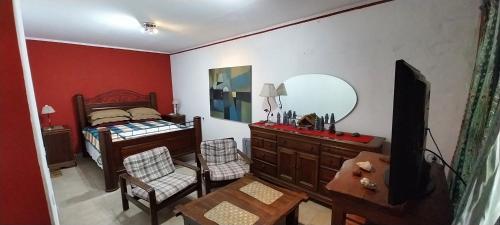 - une chambre avec un lit et un miroir dans l'établissement CasaCocco, à Olivos