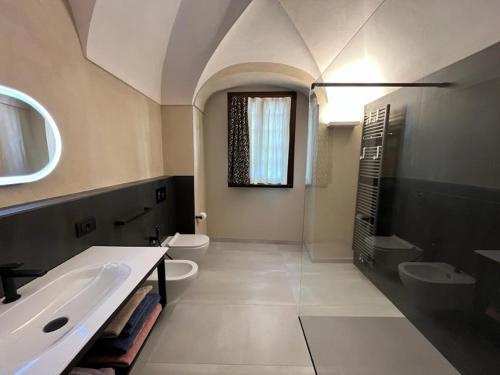 La salle de bains est pourvue de 2 lavabos et de 2 toilettes. dans l'établissement Casa di Sant'Anselmo - La Corte - CIR VDA AOSTA 0193, à Aoste