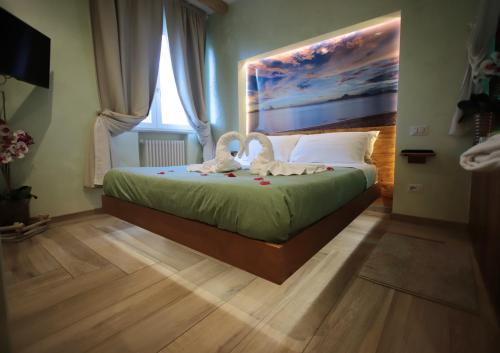 una camera da letto con un letto con due cigni sopra di Dream & Relax Villa Fiore a Bari